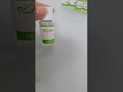 Konzentrierte, glückliche Frauenparfüm für die Parfümherstellung