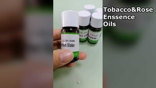 Kostenlose Probe eines hochkonzentrierten Duftparfümöls mit Tabak- und Rosenduft für die Parfümproduktion